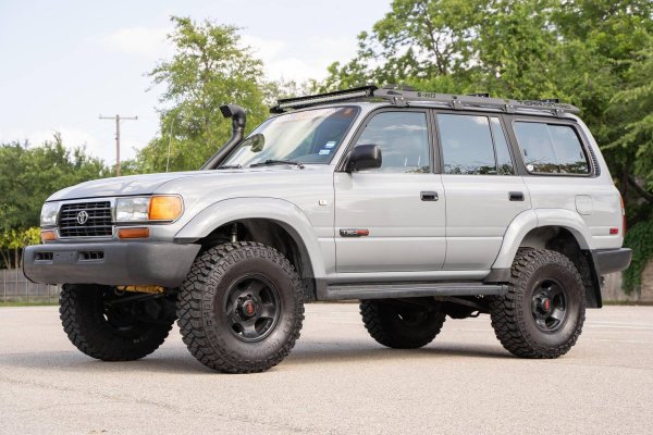 Модели: 1951-97 г.

Примерна цена: Автомобил от 1997-а на 200 000 км за 6500 евро

Попитайте всеки шофьор на Toyota Land Cruiser и веднага ще ви отговори колко страхотен автомобил е това. Второто нещо, което ще ви спомене е за безумната издръжливост и надеждност на модела. Неслучайно се използва и от военните, и от авантюристи по целия свят за справяне с най-суровия климат.
Вярно, по-евтините попадения в сайтовете ще имат със сигурност солиден пробег. Но наистина не е нещо, от което да се притеснявате, освен ако няма признаци за някаква тежка повреда.

Ако пък имате спестени 20 000 евро, може да намерите толкова добър японски SUV, че да ви вози безгрижно години напред.